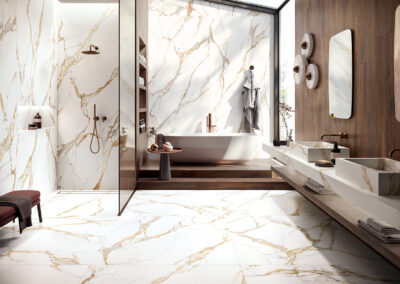 Bagno rivestito con Tagina Calacatta Gold effetto marmo